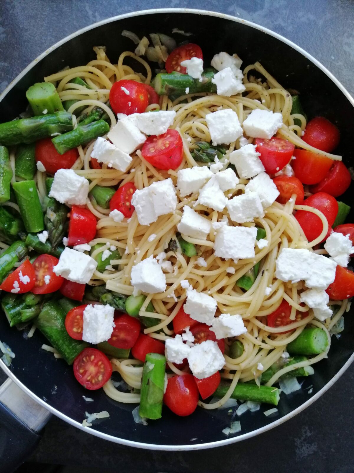 przepis na makaron ze szparagami i feta