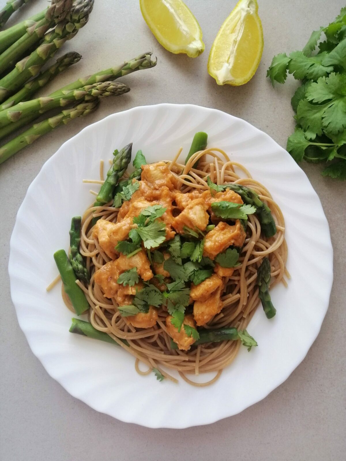 przepis na makaron ze szparagami i sosem orzechowym