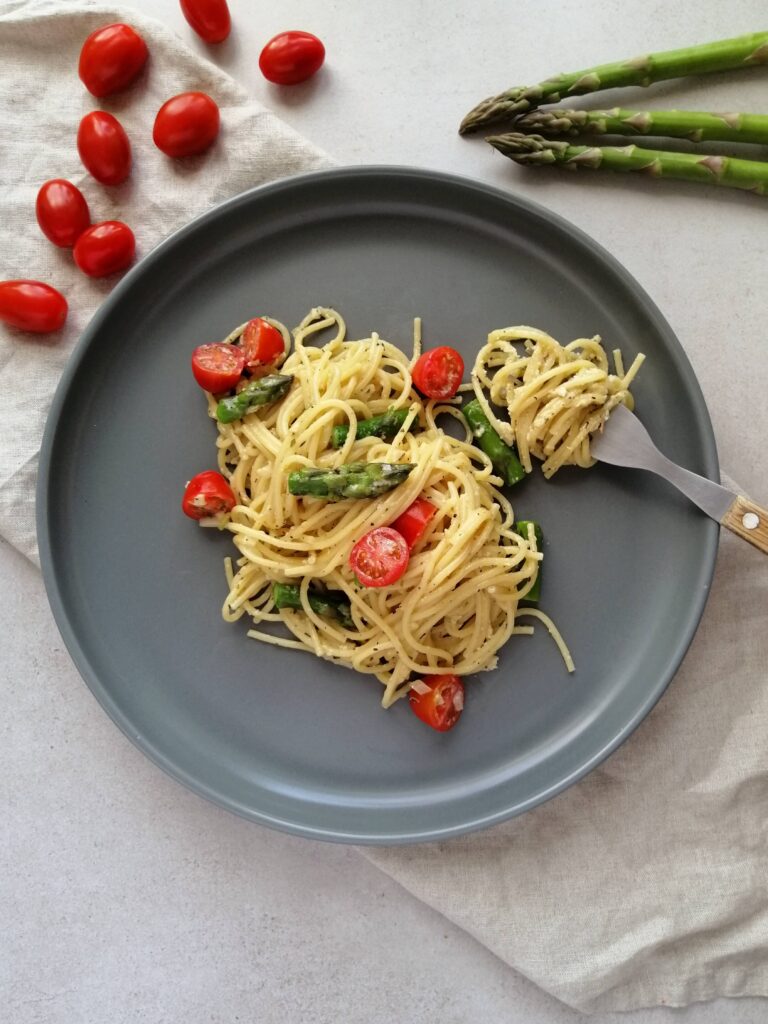 przepis na makaron a la carbonara ze szparagami