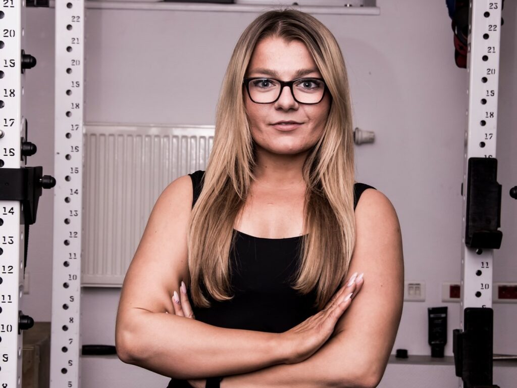 Aleksandra Zapart jest trenerką personalną i psychologiem, prowadzi trenigni online oraz w gdyni