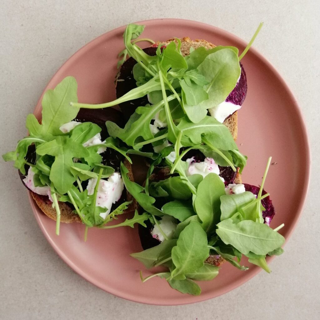 proste śniadania na ciepło grzanki z burakiem i kozim serem